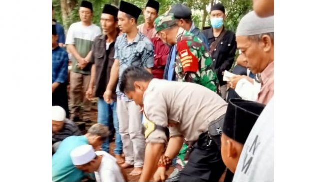 Isak Tangis Keluarga Warnai Pemakaman Korban Kecelakaan Maut Bus PO Pandawa di Ciamis