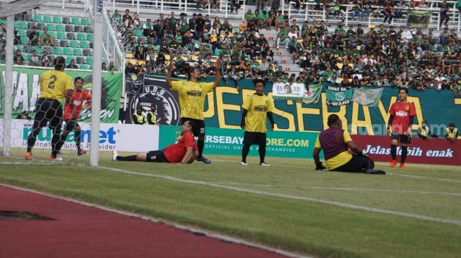 Satu Tim dengan Gibran, Eri Cahyadi Cetak Dua Gol ke Gawang Bonek Squad