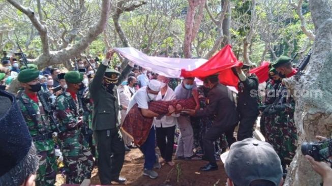Prosesi pemakaman jenazah Achmad Yurianto secara militer di TPU Dadaprejo, Kota Batu, Malang, Jawa Timur, Minggu (22/5/2022). [Suara.com/Bob Bimantara Leander]