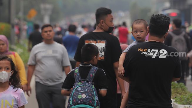 Warga berolahraga di area 'car free day' (CFD) di Jalan Jenderal Sudirman, Jakarta, Minggu (22/5/2022). [Suara.com/Angga Budhiyanto]