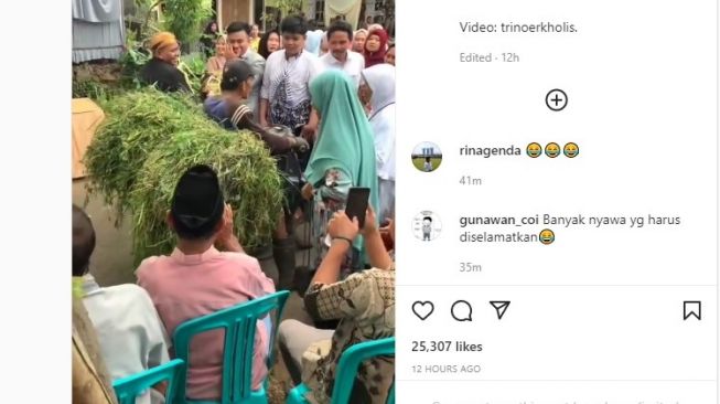 Bawa Rumput Makanan Sapi Bapak Ini Belah Rombongan Pengantin, Netizen: Enak Aja Jalan Dipenuhi