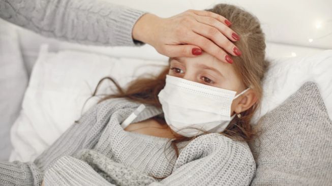 Ilustrasi gambar ciri-ciri flu singapura pada anak dan pengobatannya. (freepik)