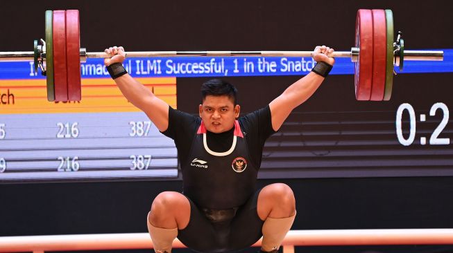 Lifter Indonesia Muhammad Zul Ilmi melakukan angkatan snatch dalam pertandingan nomor 89 kilogram angkat berat SEA Games 2021 Vietnam di Hanoi Sports Training Centre, Hanoi, Vietnam, Minggu (22/5/2022). ANTARA FOTO/Aditya Pradana Putra