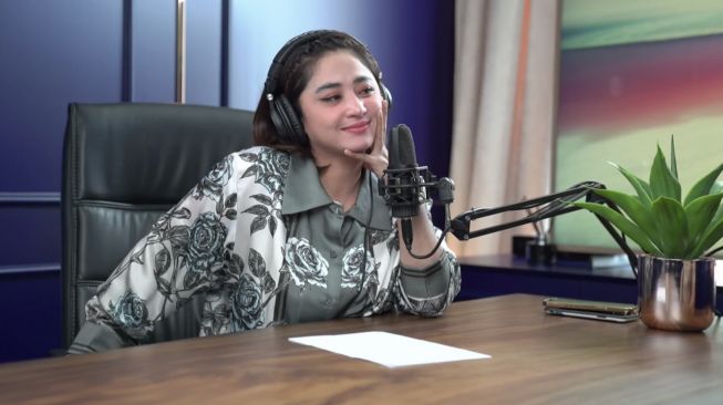 Viral! Dewi Perssik Sebut Foto Hamil Dirinya Hilang ke Gabriel, Netizen: Gabriel Udah Tahu