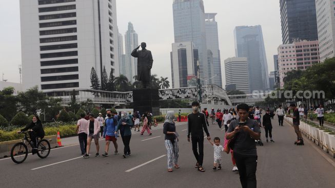 Warga berolahraga di area 'car free day' (CFD) di Jalan Jenderal Sudirman, Jakarta, Minggu (22/5/2022). [Suara.com/Angga Budhiyanto]