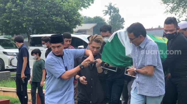 Suasana pemakaman ayah Dimas Seto di TPU Tanah Kusir, Jakarta [Suara.com/Adiyoga Priyambodo]