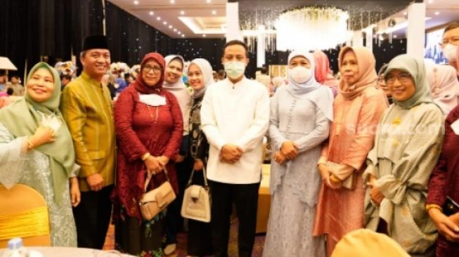 Gubernur Sulawesi Selatan Andi Sudirman Sulaiman dan Gubernur Jawa Timur Khofifah Indar Parawansa bertemu dalam acara pernikahan di Kota Makassar, Sabtu (21/5/2022) [SuaraSulsel.id/Humas Pemprov Sulsel]