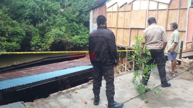 Akibat Abrasi, Dua Kios Roboh di Sanggau, Kerugian Pemilik Capai Rp 200 Juta