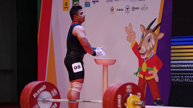 Lifter Indonesia Muhammad Zul Ilmi bersiap melakukan angkatan clear and jerk dalam pertandingan nomor 89 kilogram angkat berat SEA Games 2021 Vietnam di Hanoi Sports Training Centre, Hanoi, Vietnam, Minggu (22/5/2022). ANTARA FOTO/Aditya Pradana Putra
