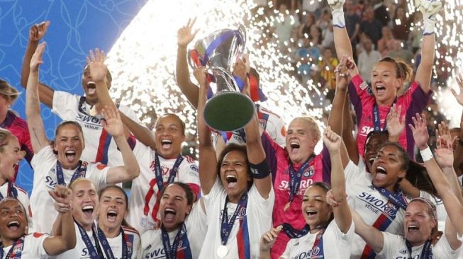 Kapten Lyon, Wendie Renard mengangkat piala Liga Champions Wanita usai mengalahkan Barcelona 3-1 pada 22 Mei 2022. ANTARA/REUTERS/GUGLIELMO MANGIAPANE