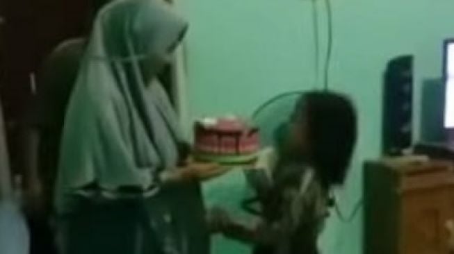 Kasihan, Sudah Girang Dapat Kejutan Ulang Tahun, Bocil Ini Syok Kue Ultah Malah Jatuh, Ekspresinya Jadi Sorotan