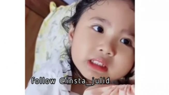 Kocak! Viral Anak Kecil Nangis Tahu Ayahnya Kerja dengan Cewek Cantik