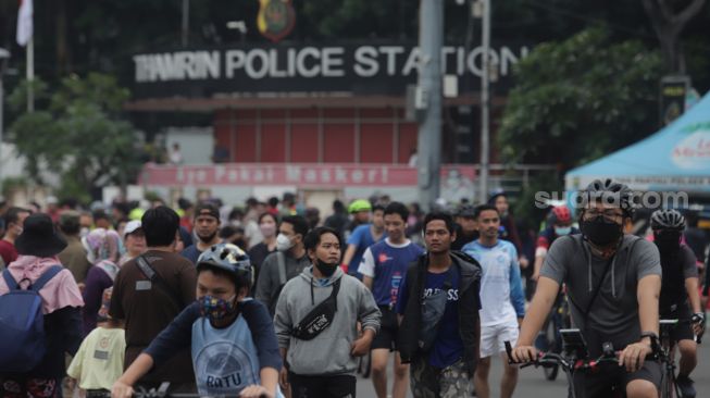 Warga berolahraga di area 'car free day' (CFD) di kawasan Bundaran Hotel Indonesia, Jakarta, Minggu (22/5/2022). [Suara.com/Angga Budhiyanto]