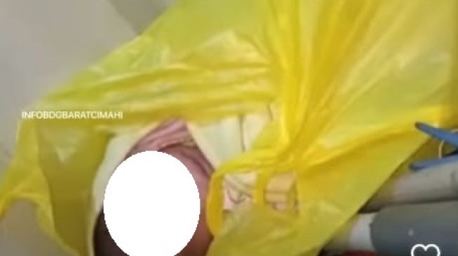  Bayi malang ini dibungkus dengan plastik kresek warna kuning (Instagram/@infobdgbaratcimahi).