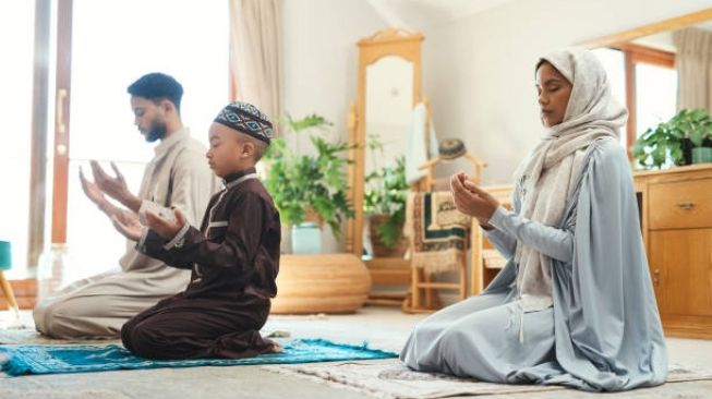 Doa Setelah Sholat Fardhu dan Bacaan Latin Dzikir Lengkap dengan Terjemahannya!