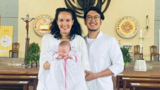 Anak Dimas Anggara Dibaptis, Pakai Baju Nadine Chandrawinata 38 Tahun Lalu