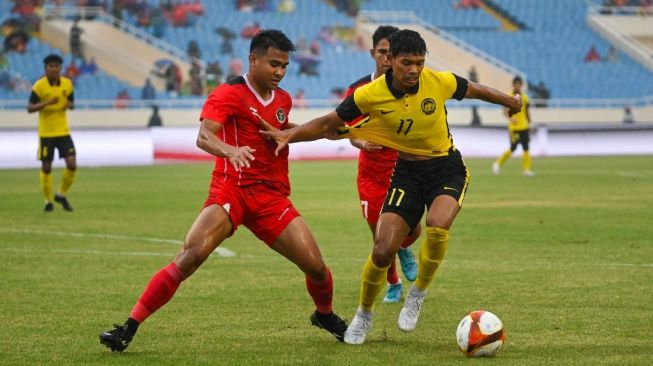 Suasana laga Timnas Indonesia U-23 vs Malaysia dalam perebutan medali perunggu SEA Games 2021 di Hanoi, Vietnam, Minggu (22/5/2022) petang WIB. [Tang Chhin Sothy / AFP]