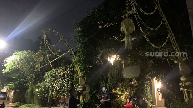 Suasana rumah Maudy Ayunda yang diduga jadi lokasi pernikahan di kawasan Cilandak, Jakarta [Suara.com/Adiyoga Priyambodo]