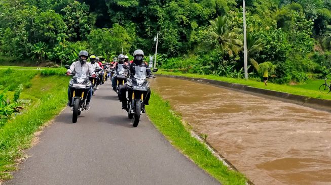 Para bikers Honda CB150X di Yogyakarta diajak healing menuju pegunungan Menoreh (Dok. Astra Motor Yogyakarta)