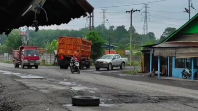 Jalan di Merapi Lahat Berdebu Akibat Angkutan Batu Bara, Warga Terus Protes