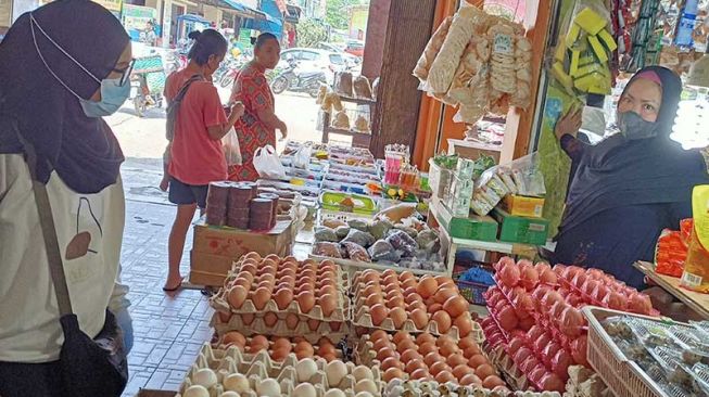Salah satu warga yang tengah berbelanja komoditi telur ayam di Pasar Mega Lagenda, Batam Center [Suara.com/Partahi]
