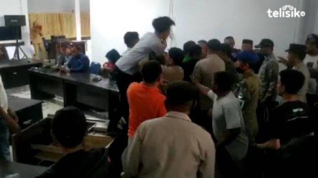 Unjuk Rasa Tolak Penjabat Bupati Buton Selatan Ricuh, Massa Kejar Anggota DPRD yang Tolak Tanda Tangan
