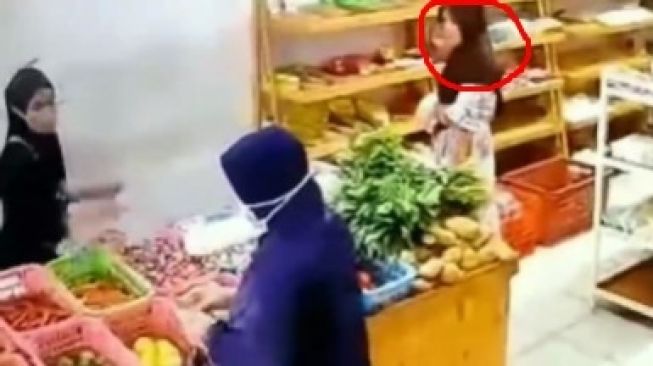 Emak-emak di Malang Curi Ponsel saat Belanja Sayur Terekam CCTV, Warganet Menduga Pelaku Tetangga Korban