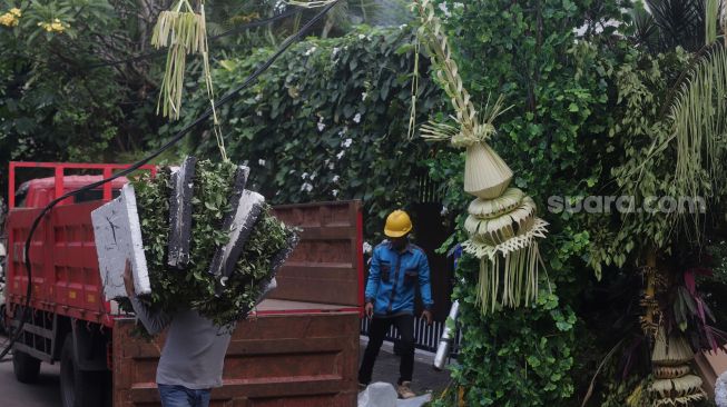 Pekerja membongkar dekorasi pernikahan di kediaman Maudy Ayunda di kawasan Cilandak, Jakarta, Senin (23/5/2022). [Suara.com/Angga Budhiyanto]