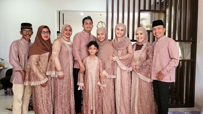 Momen Syukuran Rumah Baru Syifa Adik Ayu Ting Ting (Instagram/@ayutingting92)