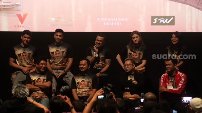 Para pemain, produser, dan director film Mengejar Surga ditemui saat "Press Screening" film terbaru mereka di XXI Epicentrum Kuningan, Jakarta, Senin (23/5/2022). [Suara.com/Angga Budhiyanto]