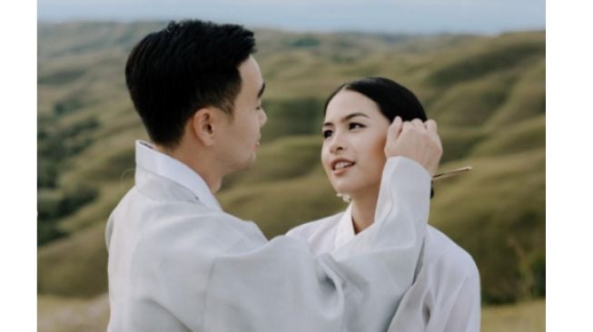 Artis serba bisa Indonesia, Maudy Ayunda, baru saja menggelar pernikahan dengan salah satu pria asal Korea, Jessie Choi. Hubungan keduanya selama ini tidak tertangkap radar media di Indonesia. (Instagram/@maudyayunda)