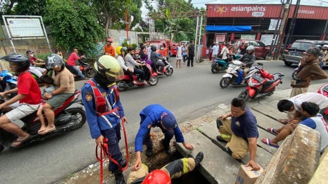 Maling HP di Pasar Rebo Nyemplung ke Gorong-gorong usai Tepergok Warga, Ulahnya Bikin Repot Petugas Damkar