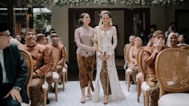 Maudy Ayunda saat menjadi pengantin. [Instagram]