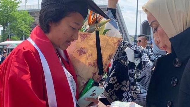 Potret Wisuda Amyra Anak Sandiaga Uno (Instagram/nurasiauno)