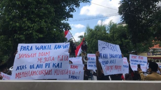 Demo Warga Surabaya Memprotes Perobohan Musala oleh PT KAI: Kami Hanya ingin Beribadah