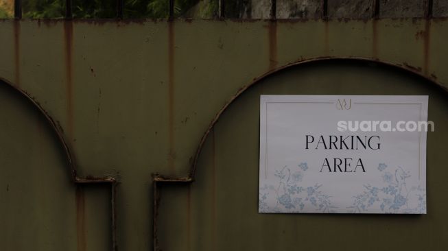 Poster tanda area parkir dengan inisial "MJ" terpasang di sekitar kediaman Maudy Ayunda di kawasan Cilandak, Jakarta, Senin (23/5/2022). [Suara.com/Angga Budhiyanto]