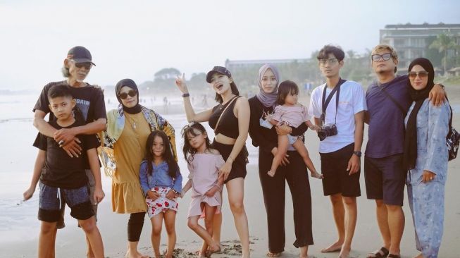 Potret Wika Salim Liburan Bareng Keluarga di Bali (instagram/@wikasalim)