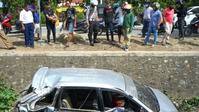 Pengemudi Diduga Mengantuk, Mobil Terperosok ke Selokan Usai Menabrak Pohon