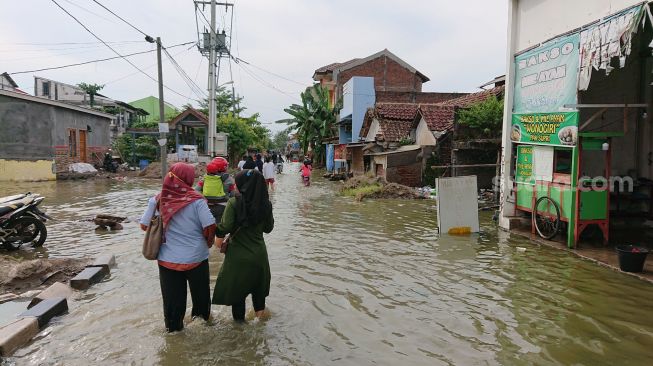 Dampak Banjir Rob Hantam Pesisir Kota Semarang, Pemukiman Terendam hingga Kemacetan Panjang