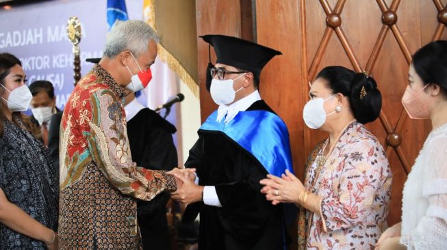 Hadiri Penganugeragan Gelar Kehormatan Honoris Causa untuk Menhub, Ganjar Puji Sosok Budi Karya