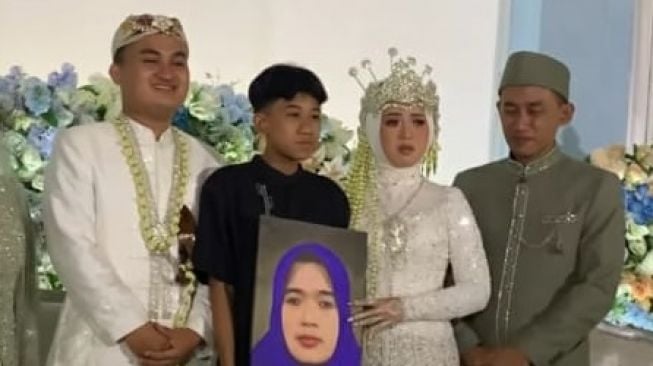 Anak menghadirkan lukisan sang ibu di pernikahan demi bisa foto bersama (Instagram/@fikririzaldi_official).