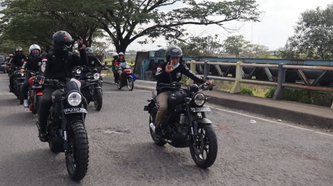 Tatat cara touring antara lain jaga jarak dan tidak mengerem tiba-tiba, juga tidak balapan dengan rekan touring maupun pengendara di jalan [Yamaha Indonesia].