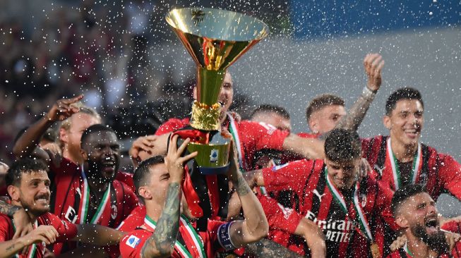 Para pemain AC Milan mengangkat trofi juara Liga Italia setelah AC Milan memenangkan pertandingan sepak bola Serie A Italia antara Sassuolo melawan AC Milan Minggu (22/5/2022) malam waktu setempat atau Senin (23/5/2022) dini hari .  [AFP Photo]