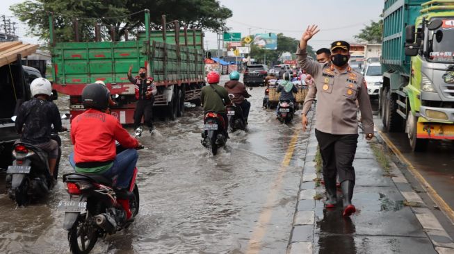 Pantura Demak Dihantam Banjir Rob, Polisi Lakukan Pengalihan Arus Lalu-lintas
