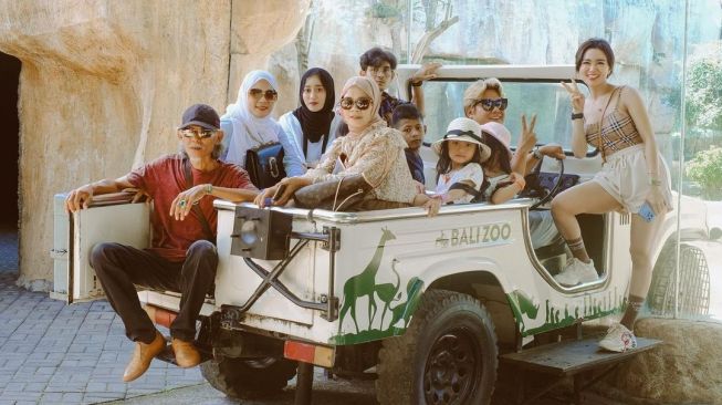 Potret Wika Salim Liburan Bareng Keluarga di Bali (instagram/@wikasalim)