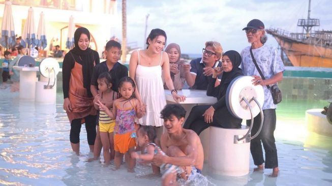 Potret Wika Salim Liburan Bareng Keluarga di Bali (instagram/@wikasalim)