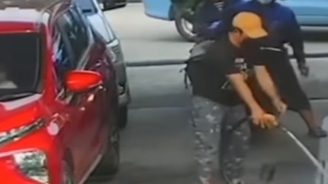 Pria penunggang Mitsubishi Xpander bikin ulah saat berada di SPBU (Instagram)