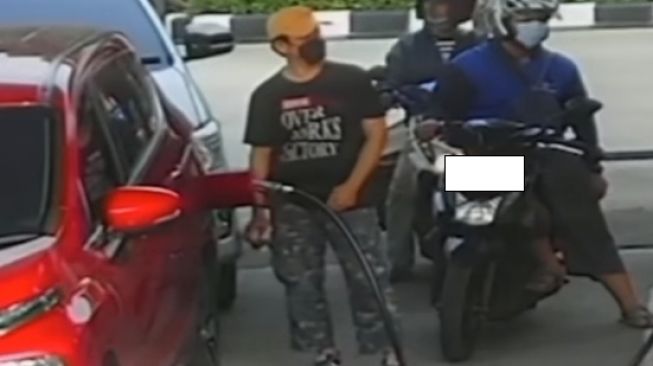 Après avoir fait le plein d’essence à la station-service, Mitsubishi Xpander Rider fait paniquer les agents et rend les appels publics irresponsables