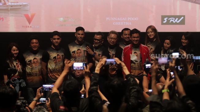 Para pemain, produser, dan director film Mengejar Surga berfoto bersama saat "Press Screening" film terbaru mereka di XXI Epicentrum Kuningan, Jakarta, Senin (23/5/2022). [Suara.com/Angga Budhiyanto]