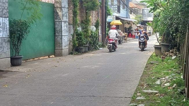 The location of the cell phone thief disguised as a fake police officer was caught by a resident while acting in the Cilandak area, South Jakarta.  (Suara.com/Arga)